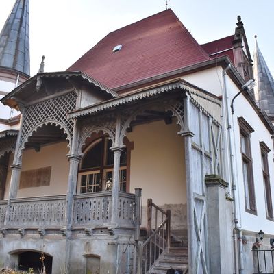 Das 1891 im neogotischen Stil errichtete Herrenhaus mit zwei Ecktürmen und einer Holzveranda